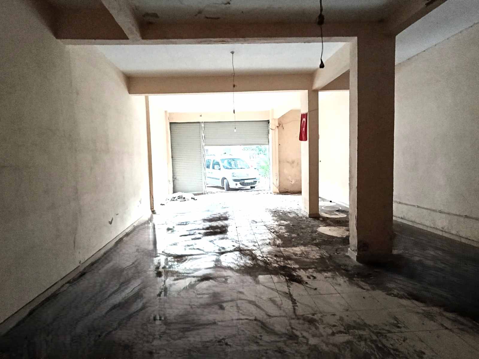 ESKİ ZEKERİYAKÖY CAD. YÜKSEK TAVANLI 75 M2 DÜKKAN 30.000.TL