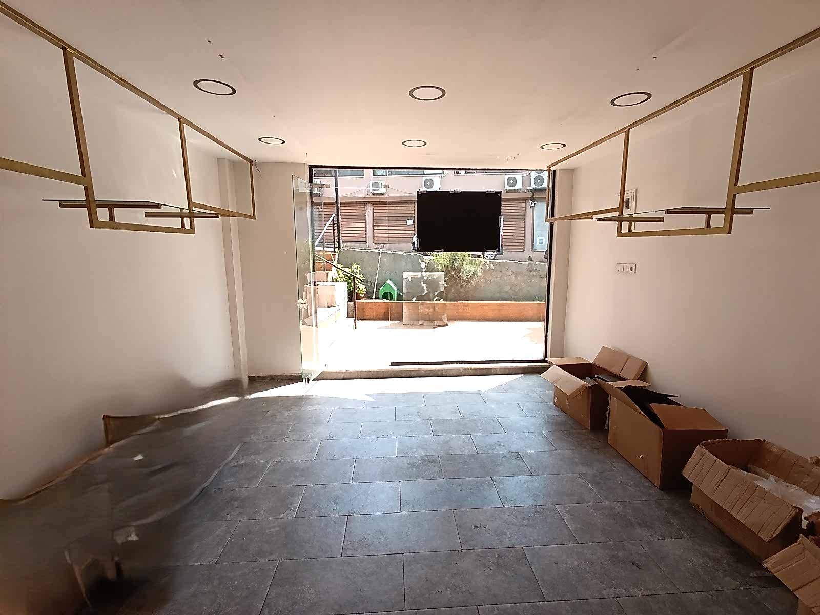 ADNAN KAHVECİ CAD. ÜZERİ KİRALIK DÜKKAN 30.000.-TL